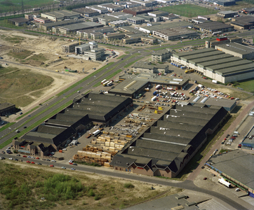 805580 Luchtfoto van de bouwmaterialenhandel Uboka B.V. (Atoomweg 75) te Utrecht.